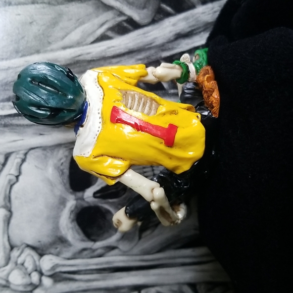 Shelf-Sitter Skeletons - Picture 8 of 12